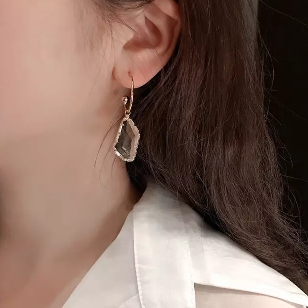 New! Clear Drop Earrings - Picture 2 of 13